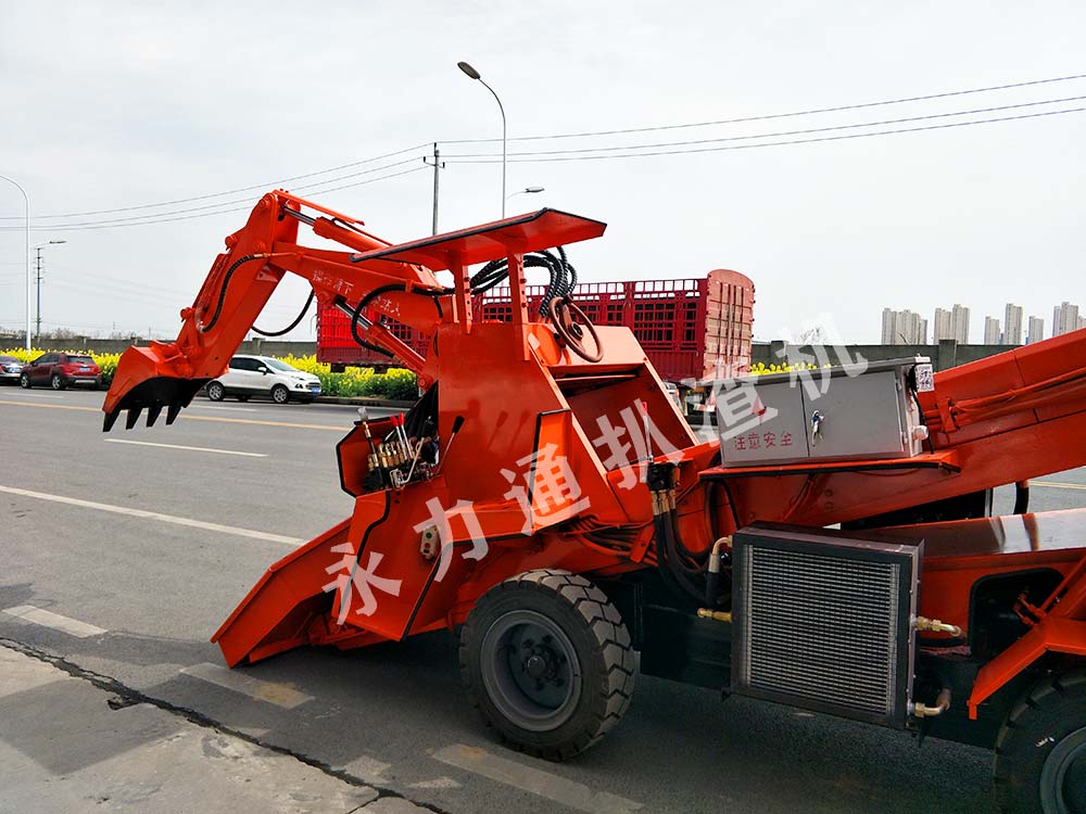 永力通扒渣機發(fā)車(chē) (17).jpg